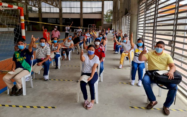 Caleños y personal de salud responden masivamente a la vacunación contra covid-19, en el coliseo María Isabel Urrutia