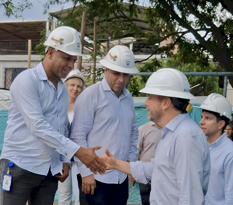 Visita del Alcalde de Cali, Alejandro Eder a la obra del Hospital Antonio Nariño